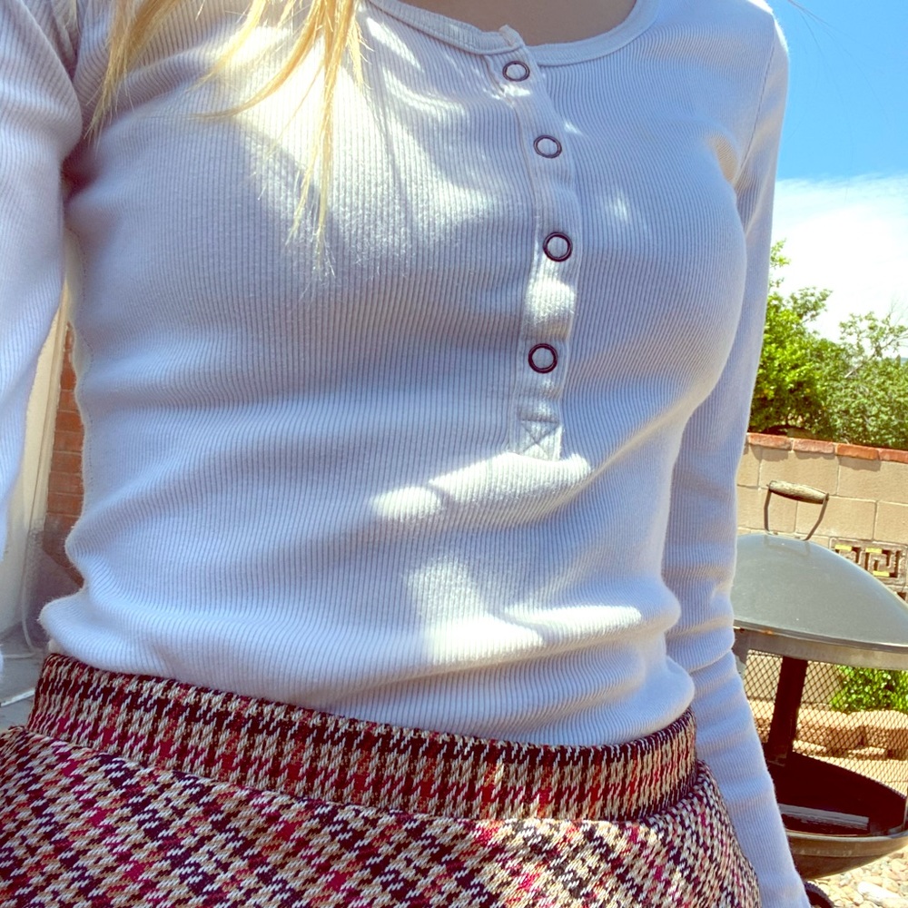 Slightly Worn White WILD FABLE Low cut long sleeve - Picture 1 of 4